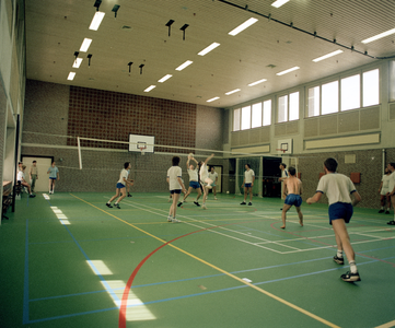 119779 Afbeelding van politiemensen tijdens een partijtje volleybal in een sportzaal in het Hoofdbureau van Politie ...